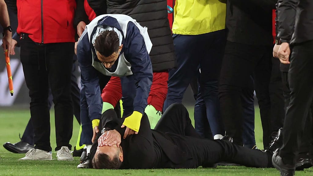 Mourinho Grabs Galatasaray Coach’s Face After Fiery Istanbul Derby