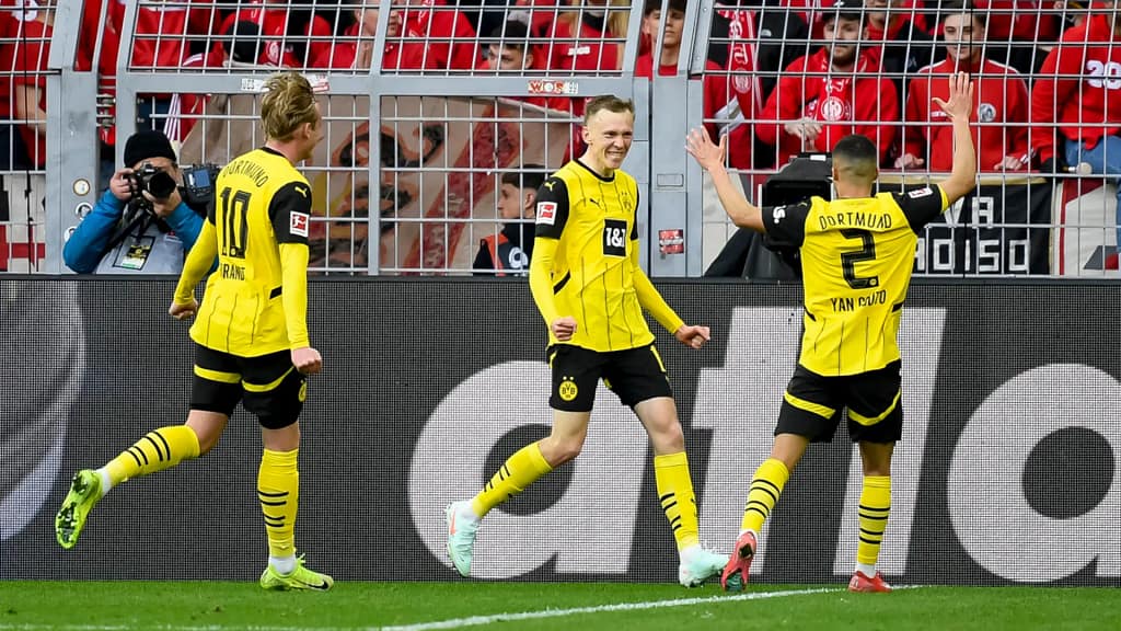Dortmund Keep European Hopes Alive with Win Over Mainz