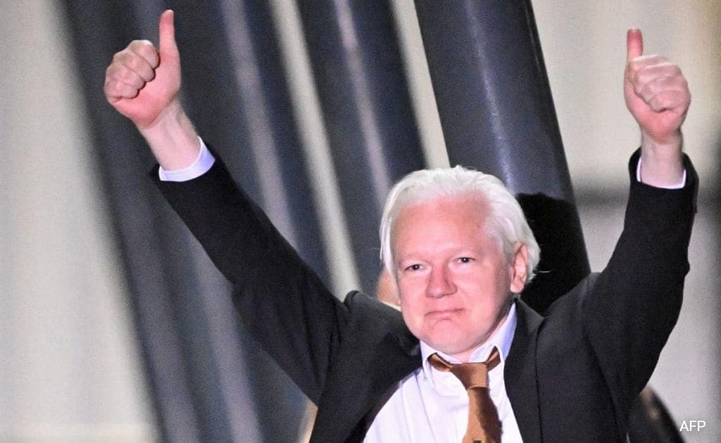 Assange Joins Pro-Palestinian March Across Sydney