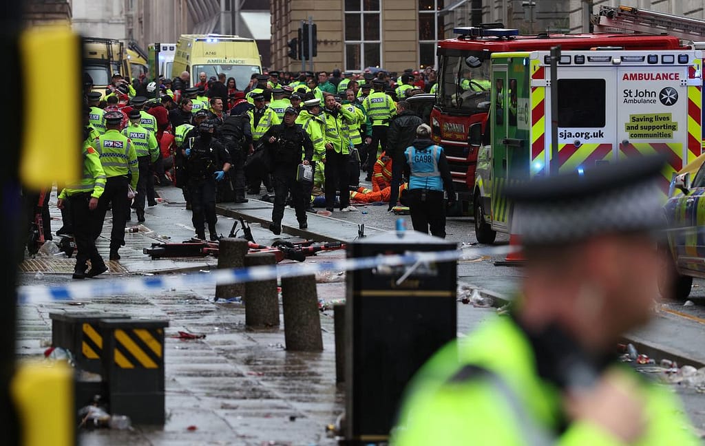 Car Hits Crowd During Liverpool Title Parade, Several Injured
