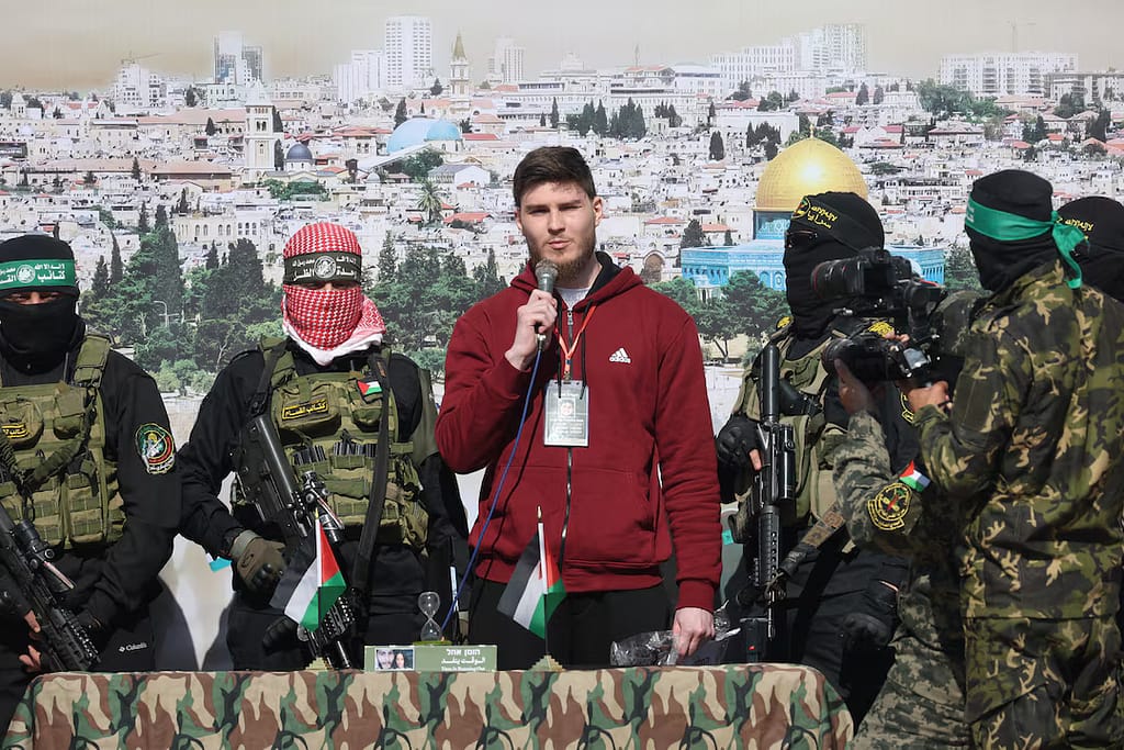 Palestinian Groups Hand Over Three Israeli Captives in Prisoner Exchange