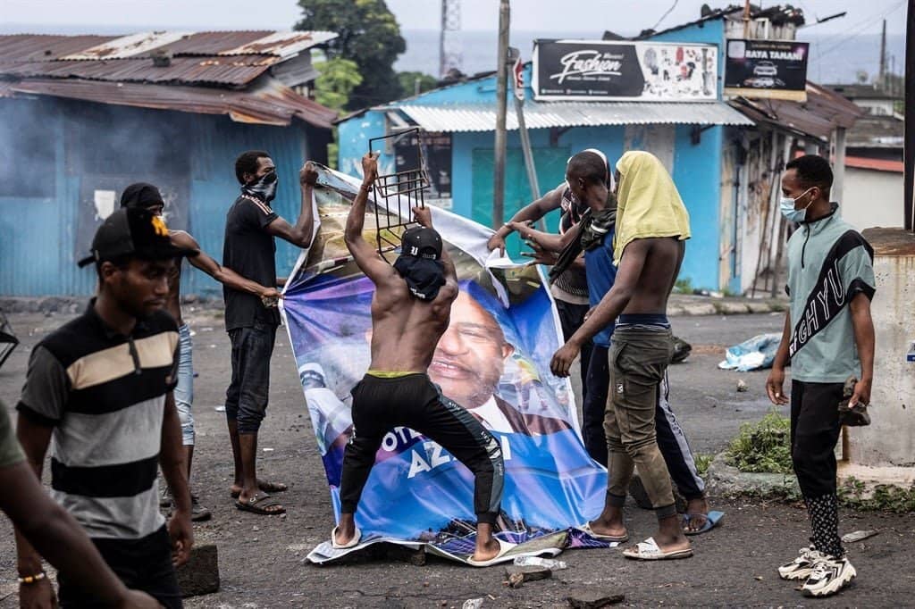 Comoros Enforces Night Curfew Following President's Controversial Re-Election and Subsequent Protests 