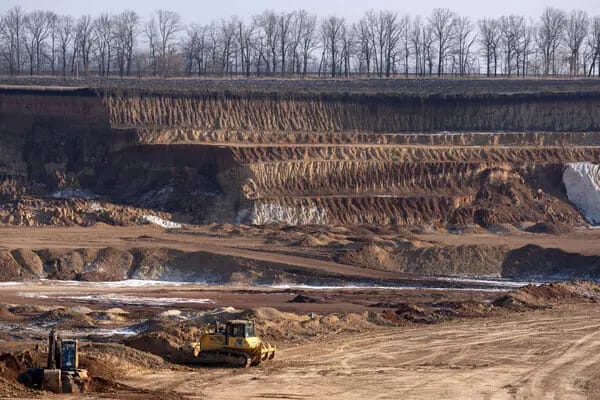EU and US Compete for Ukraine’s Strategic Mineral Wealth 