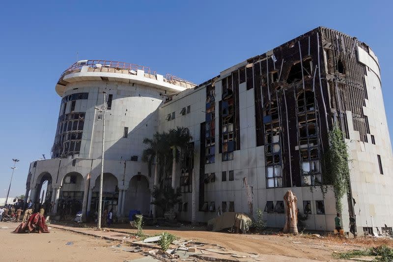 Sudanese Army Steps Up Offensive, Troops Close in on Presidential Palace